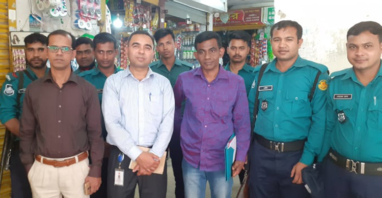 দোকানেই লাগানো হয় মেয়াদোত্তীর্ণের ট্যাগ!