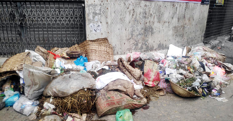 পুরান ঢাকায় এখনও পড়ে আছে পশুর বর্জ্য