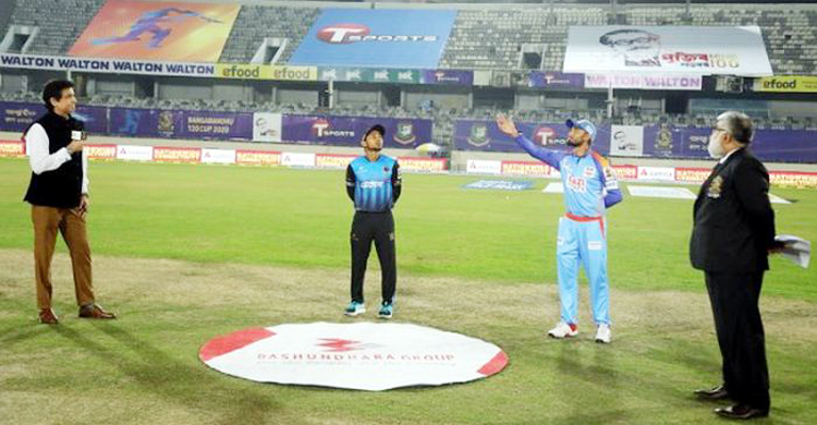 ফাইনালে ওঠার লড়াইয়ে টস জিতে ব্যাটিংয়ে ঢাকা