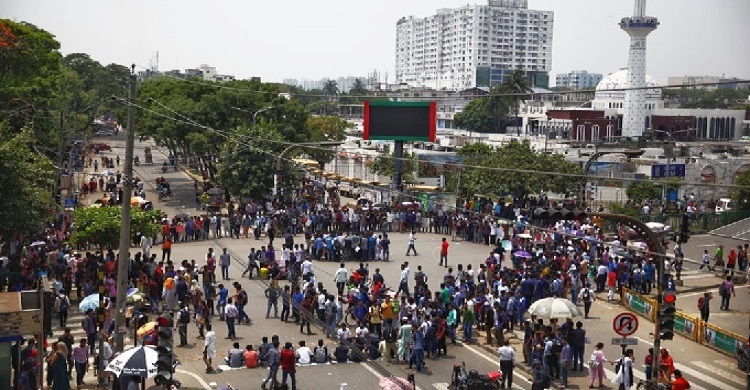 ফের অবরোধের হুঁশিয়ারি দিয়ে রাস্তা ছাড়ল সাত কলেজের শিক্ষার্থীরা