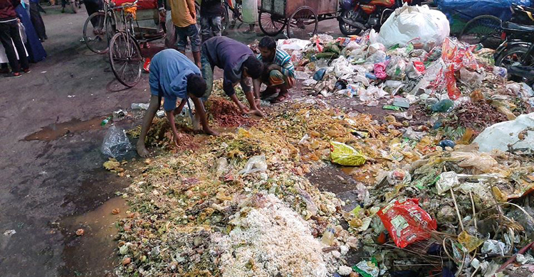 আবর্জনা ঘেঁটে জীবন চলে ওদের
