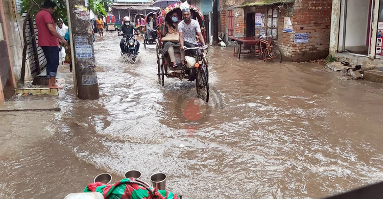 ঘণ্টাখানেকের বৃষ্টিতে রাজধানীর বিভিন্ন স্থানে জলাবদ্ধতা