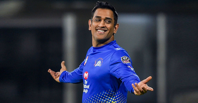 এ কি চালাচ্ছেন ধোনি! (ভিডিও)