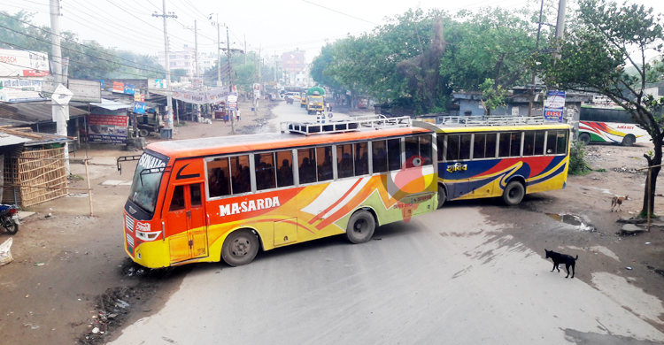 শ্রমিক নেতাকে মারধর, দিনাজপুরে বাস চলাচল বন্ধ