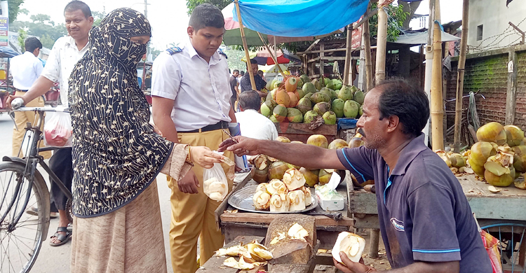 জ্যৈষ্ঠ বিদায় নিলেও দিনাজপুরে রয়েছে তালশাঁসের কদর