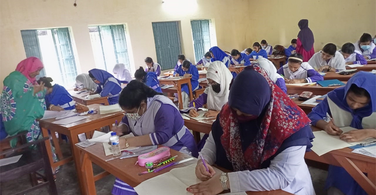 প্রথম দিন দিনাজপুরে অনুপস্থিত ১৬৯৬ পরীক্ষার্থী