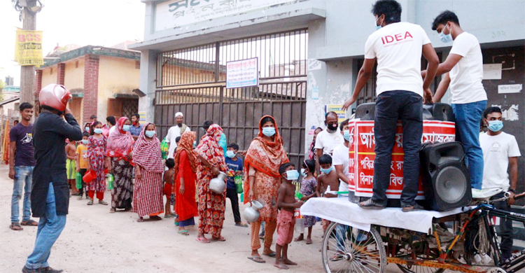 রোজাদারদের জন্য ভ্যানে করে ঠান্ডা পানি-শরবত সরবরাহ করছে ‘আইডিয়া’