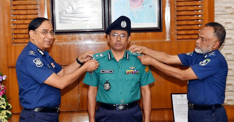 শেখ নাজমুলের কাঁধে ডিআইজি র্যাংক ব্যাজ পরালেন আইজিপি