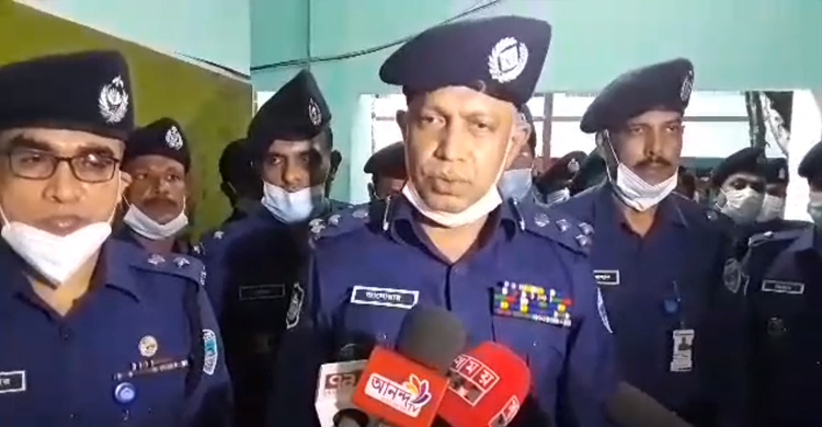 সেই নারীর মুখে নির্যাতনের বর্ণনা শুনলেন চট্টগ্রাম রেঞ্জের ডিআইজি