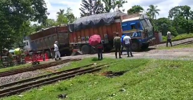 লাইনের ওপর বিকল ট্রাক, কর্মচারীর বুদ্ধিমত্তায় দুর্ঘটনা এড়াল ট্রেন