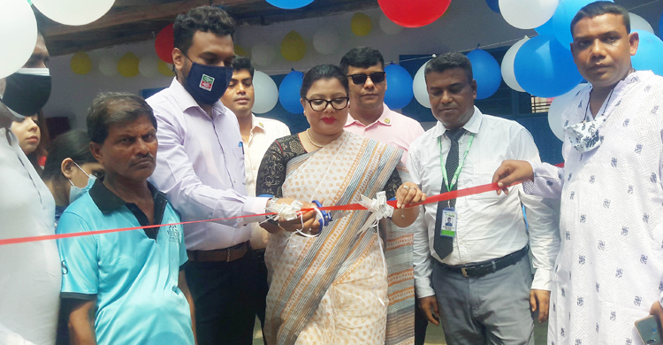 প্রতিবন্ধী পরিবারকে বাড়ি করে দিলেন ব্যবসায়ী শাইলা
