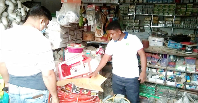 শাটার খুলেই দেখেন ৭ লাখ টাকার মালামাল নিয়ে গেছে চোরেরা