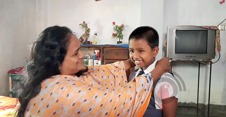 স্কুল খোলার খবরে পোশাক পরে দুই ক্ষুদে শিক্ষার্থীর উচ্ছ্বাস