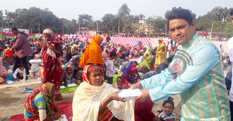 ৭ শতাধিক ভিক্ষুক-প্রতিবন্ধীকে খাওয়ালেন মুদিদোকানি