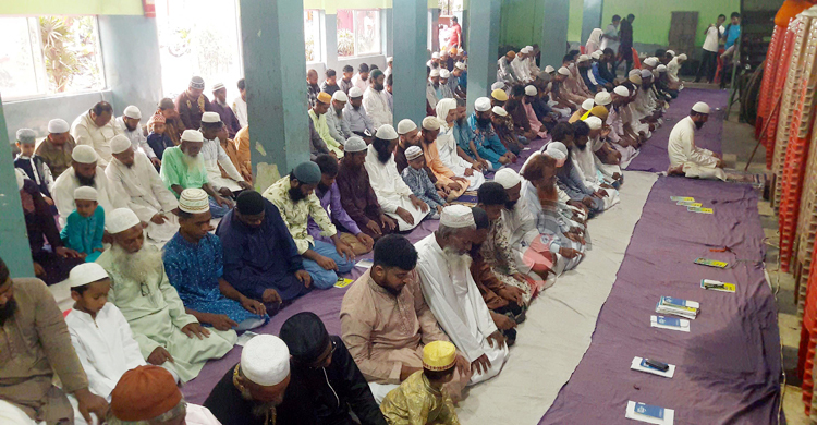 দিনাজপুরে ৪৪ জামাতে ঈদের নামাজ আদায়