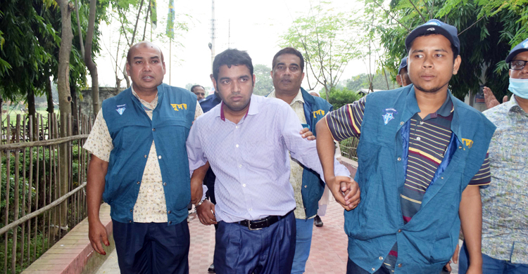 দিনাজপুরে ঘুসের ৮০ হাজার টাকাসহ সরকারি কর্মকর্তা আটক