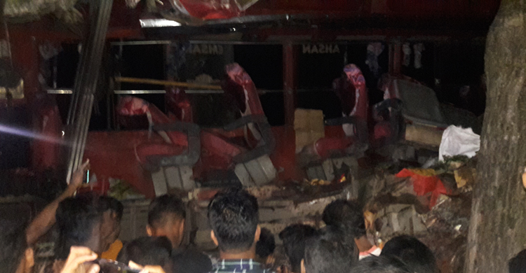 দিনাজপুরে বাস নিয়ন্ত্রণ হারিয়ে দুই যাত্রী নিহত