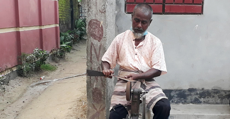 অলি-গলিতে দা-বঁটিতে ধার দেওয়ার ধুম