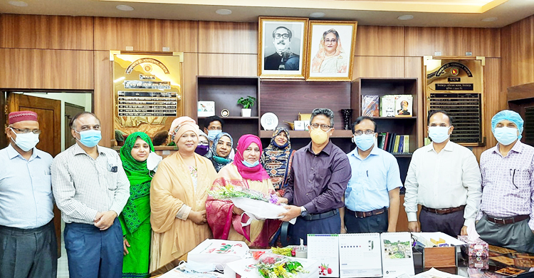 এম আব্দুর রহিম মেডিকেল কলেজের ৩ চিকিৎসককে বিদায় সংবর্ধনা