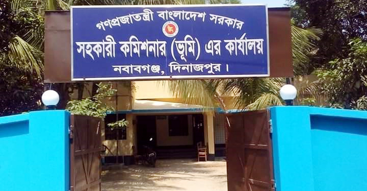দিনাজপুরে ভূমি কর্মকর্তার বিরুদ্ধে অনিয়মের অভিযোগ