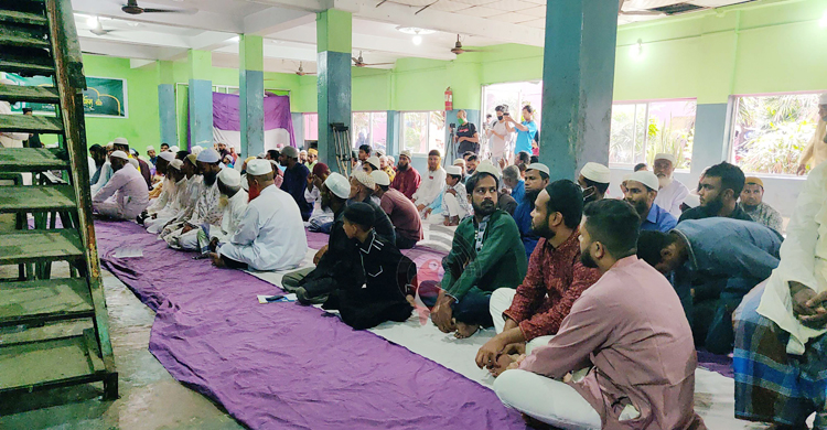 দিনাজপুরে ৪৪ জামাতে ঈদের নামাজ আদায়
