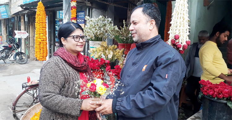 থার্টিফার্স্ট নাইট-বর্ষবরণে দিনাজপুরে ফুল কেনার ধুম