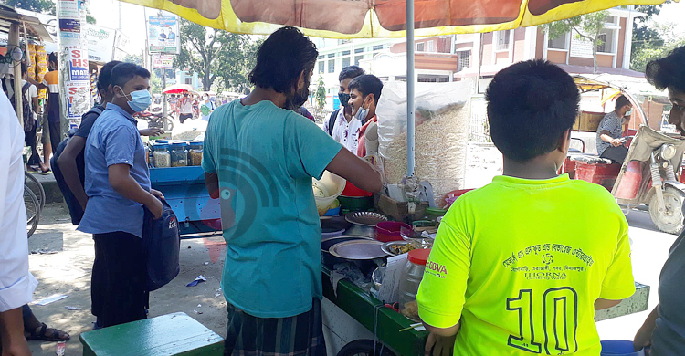 বিদ্যালয় খুললেও হাসি নেই ঝালমুড়ি-বাদাম বিক্রেতার মুখে