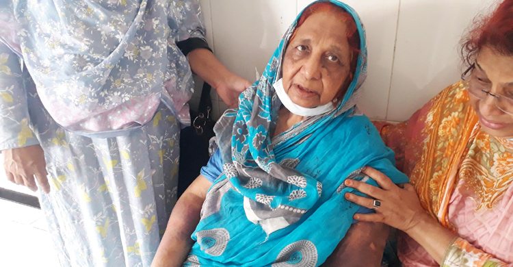 ‘তুই আমাকে মারিস না, আমি তোর মা’