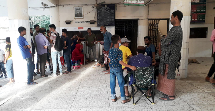 ট্রেনের টিকিট ছাড়ার ২২ ঘণ্টা আগেই লাইনে যাত্রীরা