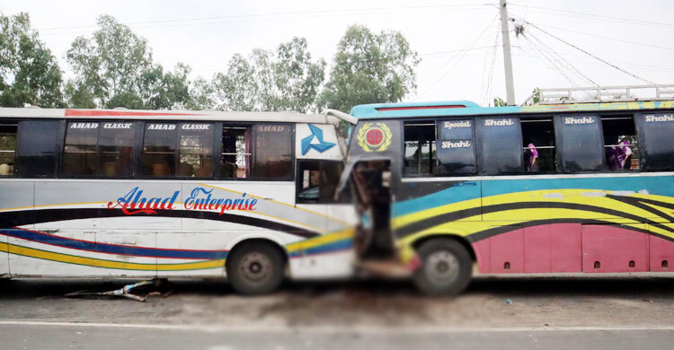 দিনাজপুরে বাসের ধাক্কায় ভ্যানচালক নিহত, আহত অর্ধশতাধিক