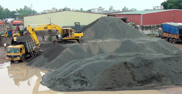 হিলি বন্দর দিয়ে কমেছে পাথর আমদানি