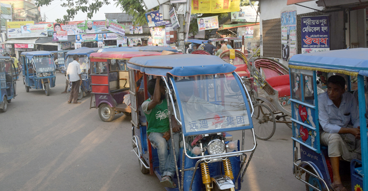 চলন্ত অটোবাইক থেকে পড়ে নারীর মৃত্যু