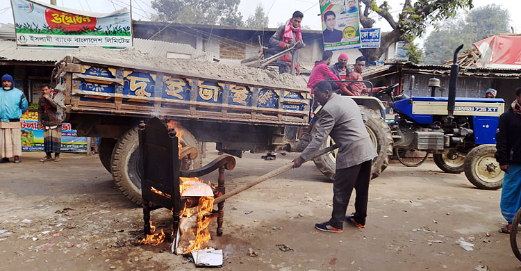 ইউপি চেয়ারম্যানের চেয়ার পোড়ালেন মেম্বার