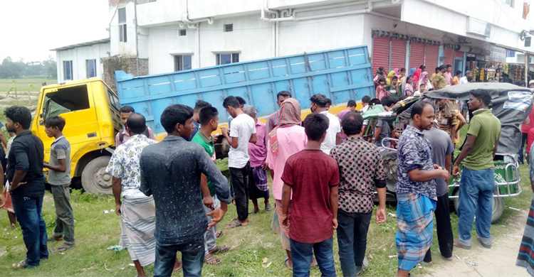 দিনাজপুরে ট্রাকচাপায় দুইজনের মৃত্যু