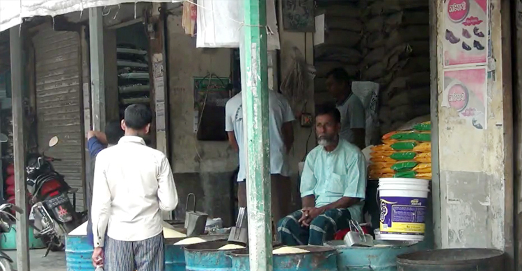 হিলিতে দুই দিনের ব্যবধানে চালের বস্তা প্রতি কমেছে ২০০ টাকা