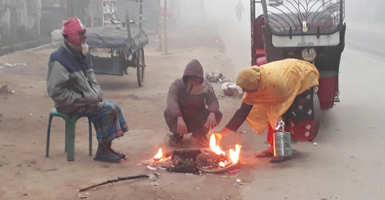 ফের দিনাজপুরে ঘন কুয়াশা, হেডলাইট জ্বালিয়ে চলছে যানবাহন