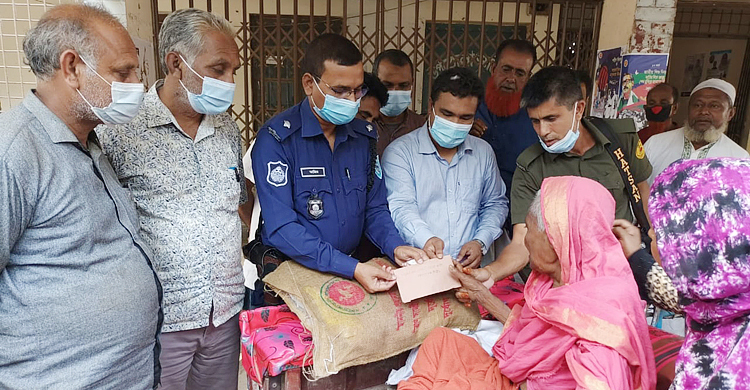 অসুস্থ মাকে রাস্তায় ফেলে গেলেন ছেলে, উদ্ধার করল পুলিশ
