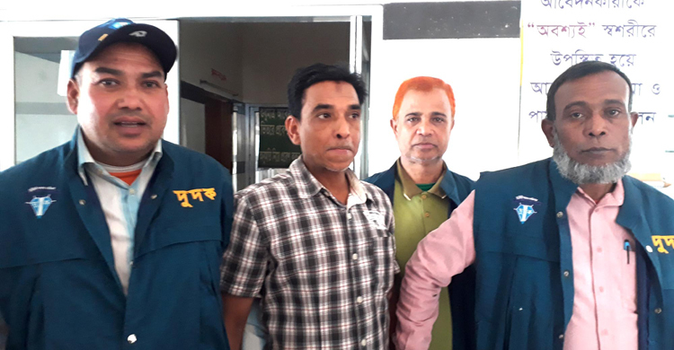 ৩৪০০ টাকার পাসপোর্ট ফি ৫২০০ টাকা চেয়ে দুদকের হাতে ধরা