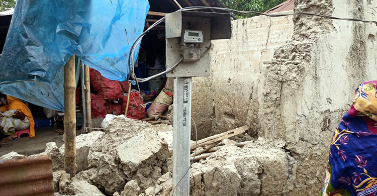 চিরিরবন্দরে দেয়াল চাপায় শিশুর মৃত্যু