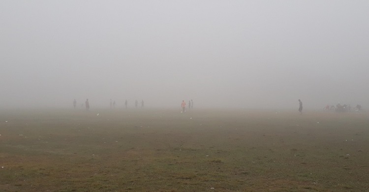 কুয়াশায় মোড়ানো সকাল জানান দিচ্ছে শীতের