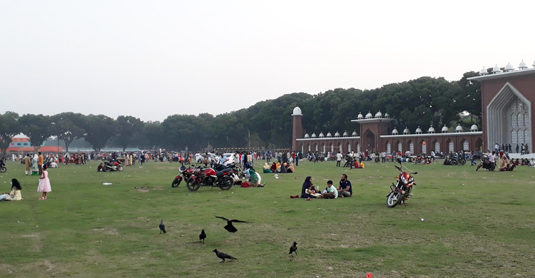 উপমহাদেশের সবচেয়ে বড় ঈদগাহ-মিনারে মানুষের ভিড়