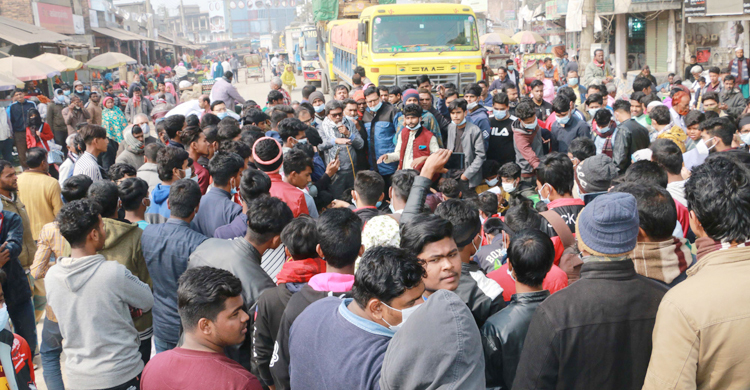 এসএসসির সিলেবাস কমানোর দাবিতে মহাসড়ক অবরোধ