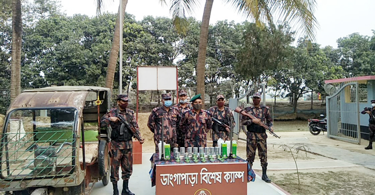 অটোরিকশায় লুকিয়ে রাখা ৪০ হাজার রাইফেলের গুলি ও স্ট্যান্ড জব্দ