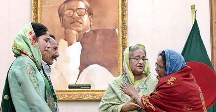 প্রধানমন্ত্রীকে জড়িয়ে ধরে কাঁদলেন মিল্টনের মা