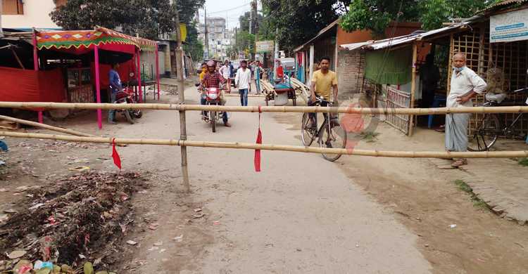রাস্তার ওপর ড্রেনের পানি, ক্ষোভে রাস্তা বন্ধ করলেন এলাকাবাসী