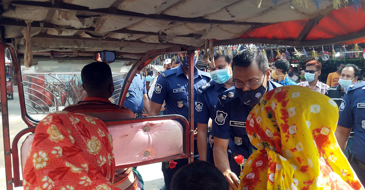 মাস্ক ব্যবহারকারীদের ফুল ও চকলেট দিলেন এসপি