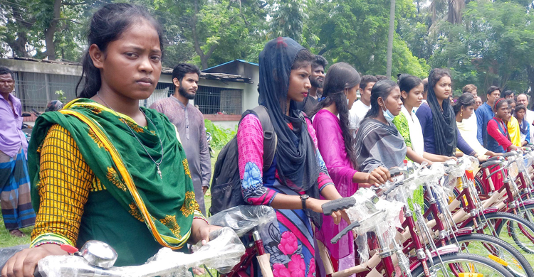 ক্ষুদ্র নৃ-গোষ্ঠীর ৩০ শিক্ষার্থী পেলো বাই সাইকেল