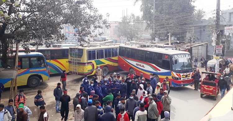চালককে লাঠিপেটা করায় দিনাজপুর থেকে সব রুটে যান চলাচল বন্ধ