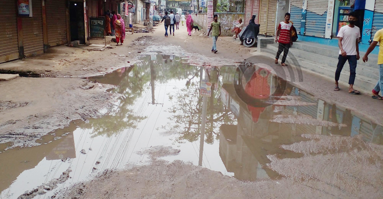 রাস্তার ওপর ড্রেনের পানি, ক্ষোভে রাস্তা বন্ধ করলেন এলাকাবাসী