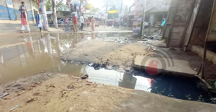 রাস্তার ওপর ড্রেনের পানি, ক্ষোভে রাস্তা বন্ধ করলেন এলাকাবাসী